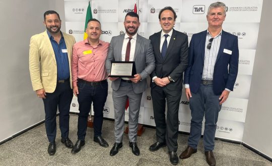 rodrigo passos silva recebe premio por dedicação à região da Costa Esmeralda