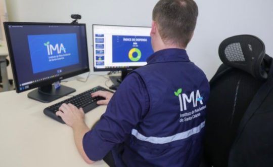 Imagem mostra servidor do IMa utilizando um computador de mesa