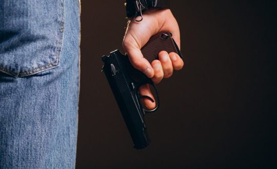imagem mostra arma de fogo