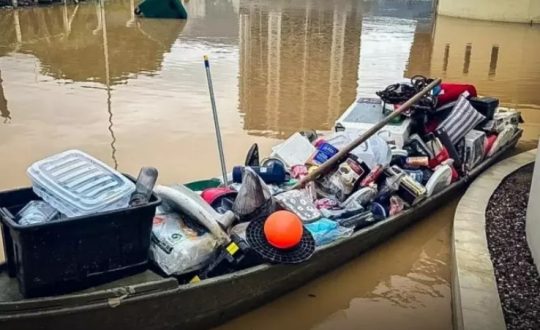 imagem mostra bote carregado com mercadoria