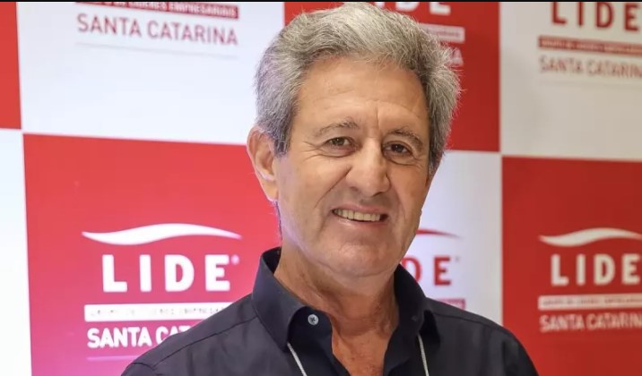 imagem mostra empresario dono de praia 