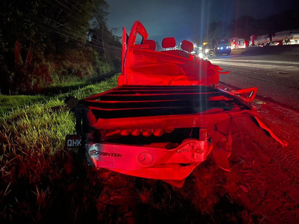 Motorista da van foi prensado entre dois caminhoes e morreu Visor Notícias