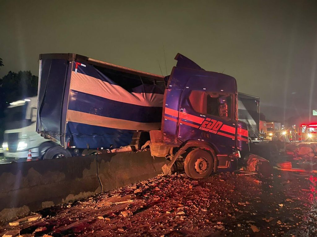 Motorista morre prensado entre caminhoes em engavetamento na BR 101 em SC 1 Visor Notícias