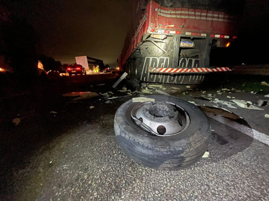 Motorista morre prensado entre caminhoes em engavetamento na BR 101 em SC Visor Notícias