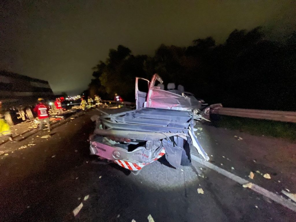Van ficou completamente destruida apos a batida e condutor morreu Visor Notícias
