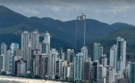 "Só aparecem as bordas do prédio"; Arranha-céu de 211 metros de altura em BC parece até ser transparente e foto viraliza 1 Predio Visor Notícias