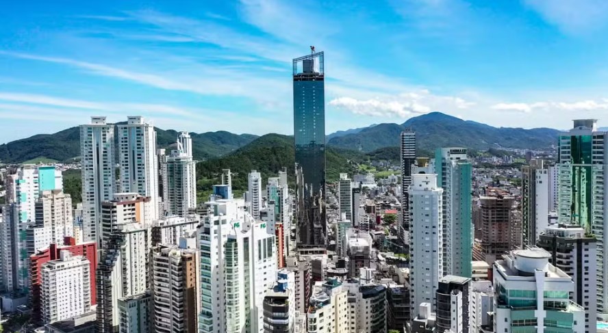 "Só aparecem as bordas do prédio"; Arranha-céu de 211 metros de altura em BC parece até ser transparente e foto viraliza 2 Vittra 2 Visor Notícias