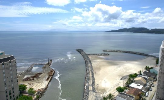 imagem mostra molhes de porto belo