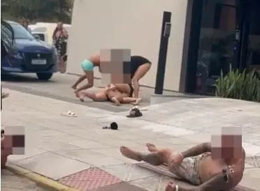 Barraco em Jurere Homens e mulheres saem na mao no meio da rua veja video 1 Visor Notícias