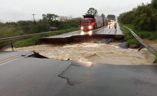 Chuvas no Rio Grande do Sul causam tres mortes e estragos em 76 municipios 944x531 1 Visor Notícias
