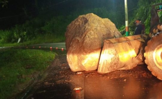 pedra gigante na via 800x420 1 Visor Notícias