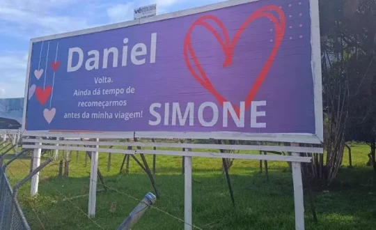 Amor ou desespero Mulher faz declaracao em outdoor e viraliza em SC veja 2.jpeg Visor Notícias