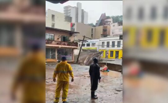 Chuva causa enxurrada arranca asfalto e arrasta estabelecimento em Capinzal no Meio Oeste 1 944x531 1 Visor Notícias
