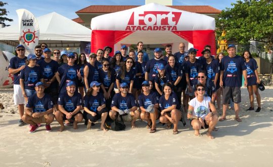 Fort Atacadista distribui ecobags durante acao de limpeza na Praia dos Ingleses neste sabado Visor Notícias
