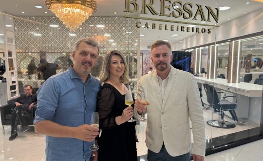 1 O empresario Bressan a direita com os socios da unidade Villa Romana Luis Esteves e Soraia Barros na inauguracao do novo salao no Piso L3 Visor Notícias