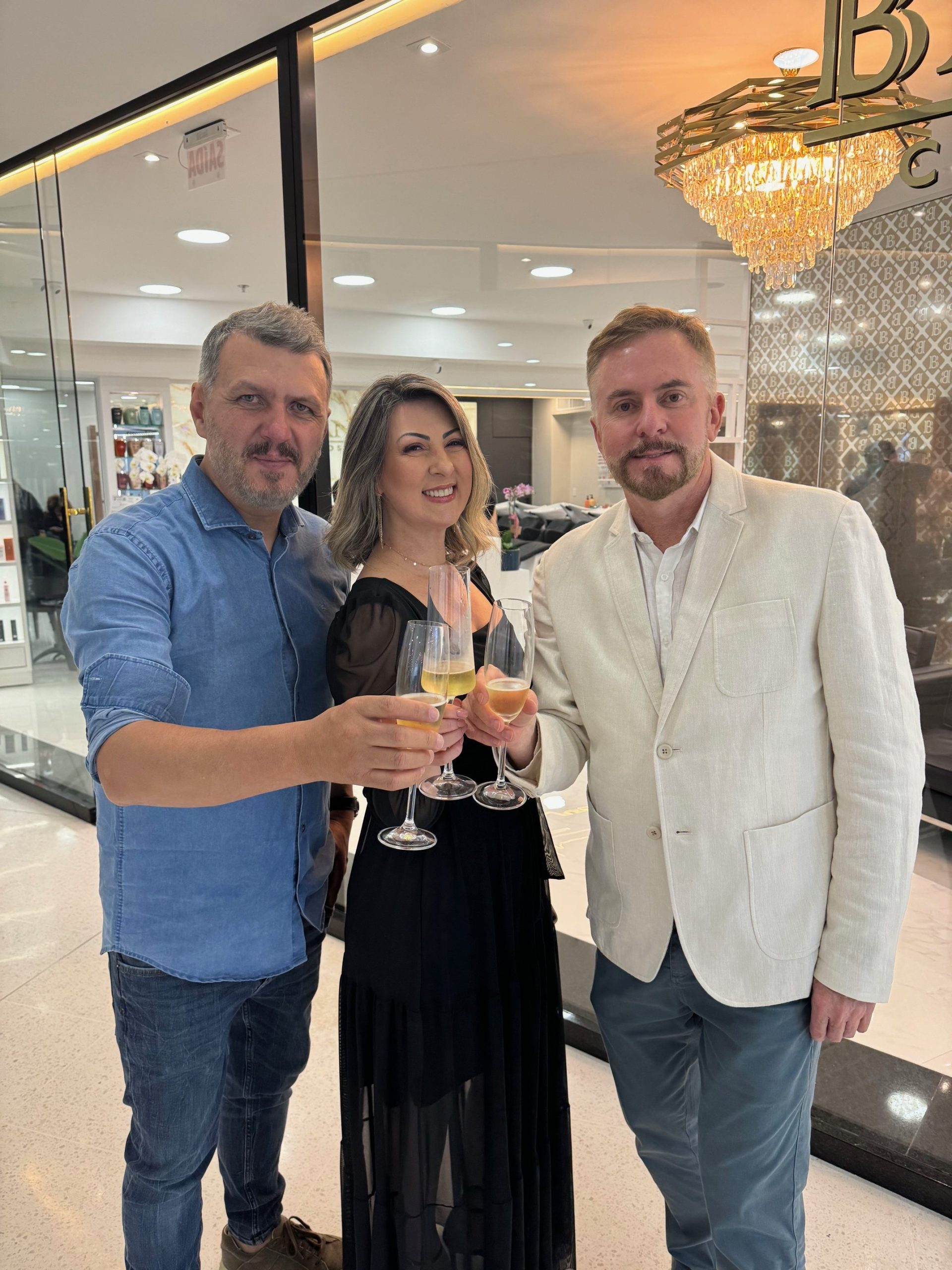 3 O empresario Bressan a direita com os socios da unidade Villa Romana Luis Esteves e Soraia Barros na inauguracao do novo salao no Piso L3 1 edited scaled Visor Notícias