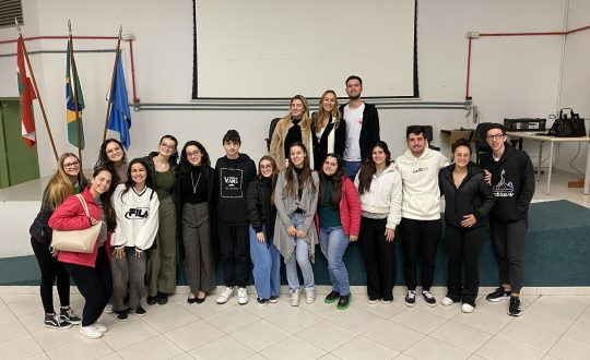 Luisa Caser e os alunos do curso de Farmacia da UFSC Visor Notícias