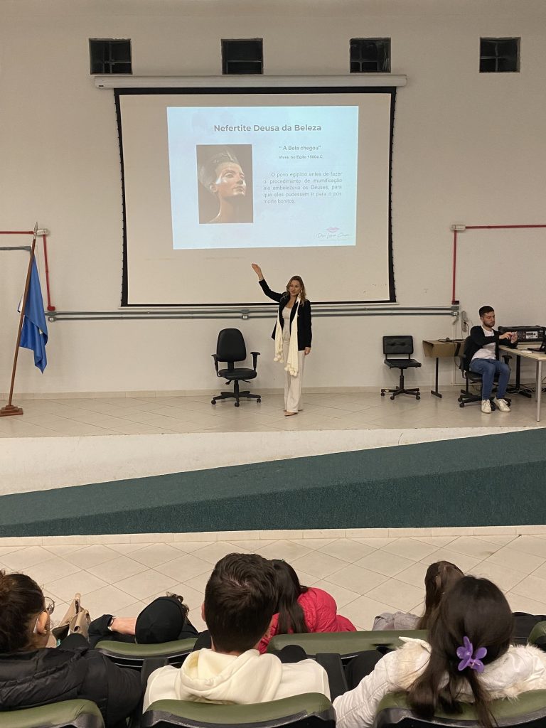 Luisa Caser em palestra na UFSC Visor Notícias