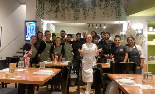 A empresaria Katia e a sua competente equipe do restaurante DoshiraKorea em Florianopolis Visor Notícias