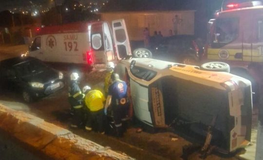 Motorista se fere apos capotamento de carro em acidente em Lages 944x531 1 Visor Notícias