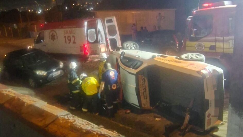 Motorista se fere apos capotamento de carro em acidente em Lages 944x531 1 Visor Notícias