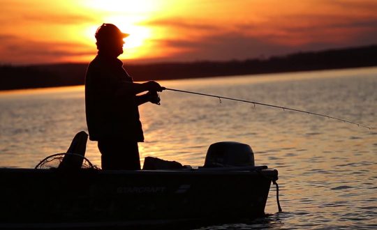 Plataforma possui barcos para pescarias Divulgacao Visor Notícias