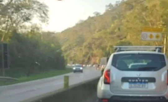 Jovem morre atropelado após cair da moto em que conduzia na BR-101 1 motociclista morreu atropelado apos em acidente na br 101 neste domingo Visor Notícias