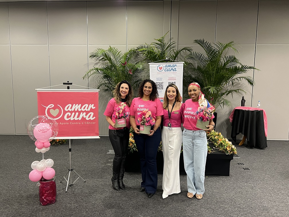 A medica Carol Berger calca branca entre as voluntarias da Associacao Amor Cura Patricia Alcantara Luciana Ilha e Fatima Casini Visor Notícias