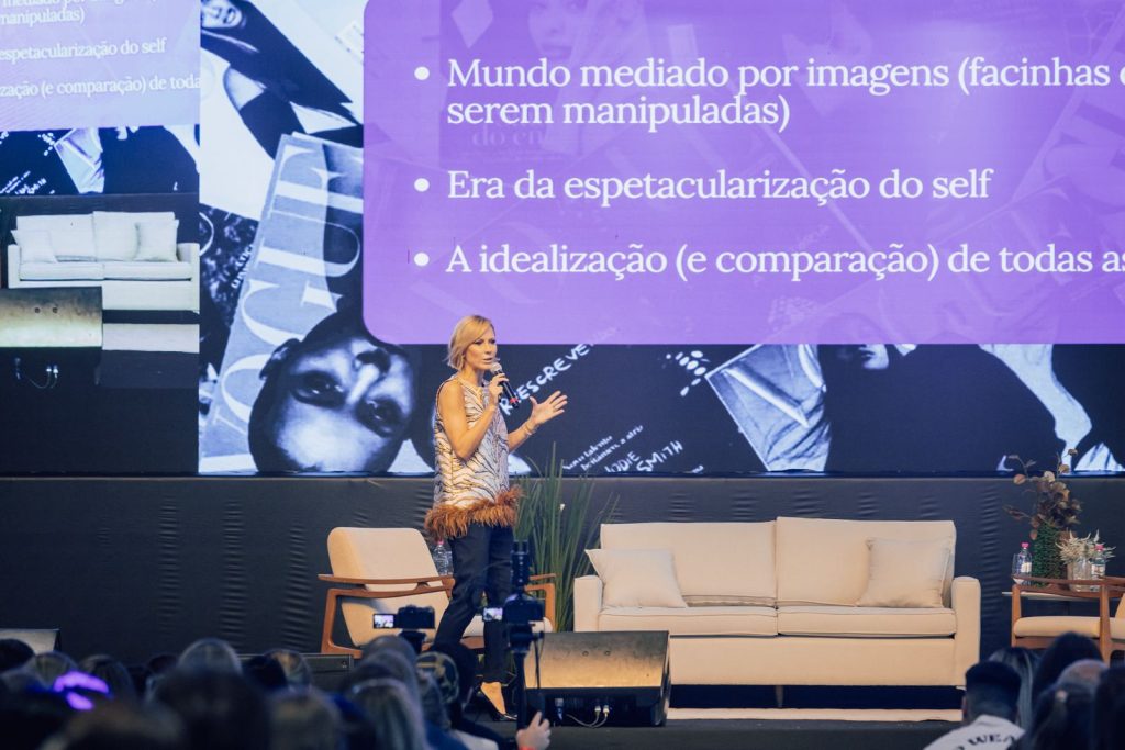 Com muito carisma e conteudo a jornalista escritora e palestrante Monica Salgado foi um dos nomes mais prestigiados no primeiro dia do evento Visor Notícias