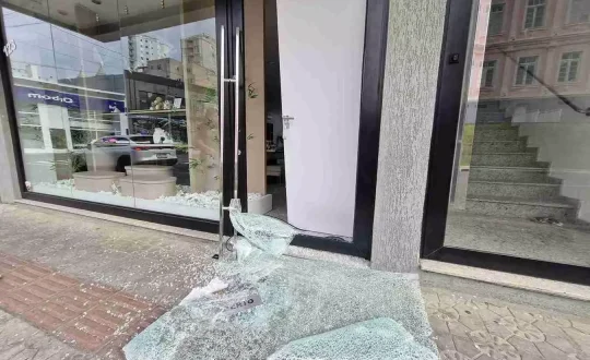 Criminoso quebra vitrine e furta acessorios em loja de Lages Visor Notícias