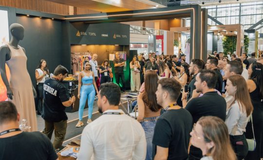 Demonstracao de produtos de uma das marcas expositoras na Feira de Negocios no ONDM Visor Notícias