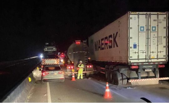 Engavetamento entre cinco veiculos deixa motorista morto e causa fila na BR 101 no Morro dos Cavalos Visor Notícias