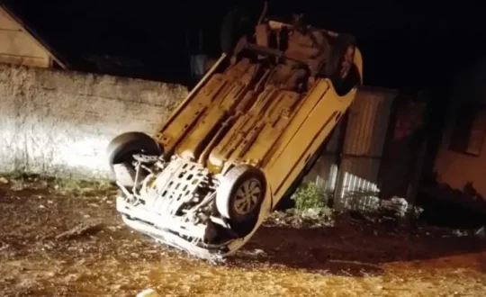 Homem e preso apos roubar retroescavadeira e usa la para arremessar carro em uma residencia no Sul de SC 944x531 1 e1729812714724 Visor Notícias