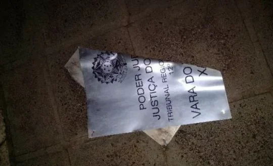 Homem e preso por furtar placa da Justica do Trabalho em Xanxere jpg Visor Notícias