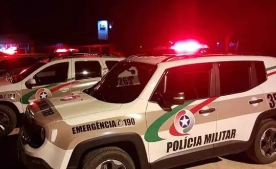 Mulher e esfaqueada no pescoco em estacionamento de supermercado no Sul de SC 944x531 1 Visor Notícias