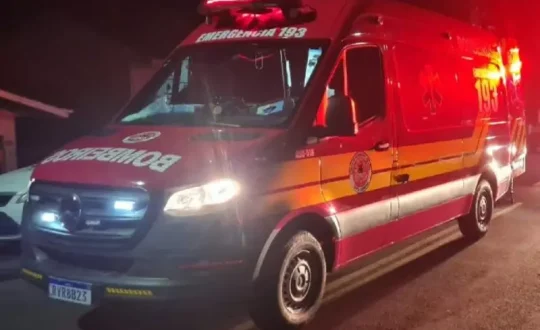 acidente carro destroi parede casa 800x547 1 Visor Notícias