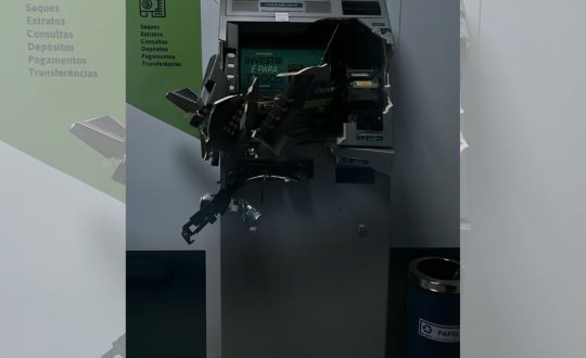 agencia bancaria tem porta destruida e caixa eletronico arrombado em chapeco 1 Visor Notícias