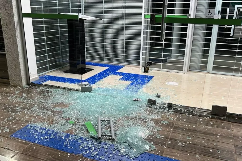 agencia bancaria tem porta destruida e caixa eletronico arrombado em chapeco 2 Visor Notícias