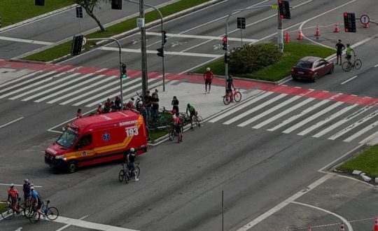 motorista atropela quatro ciclistas na beira mar em florianopolis 1 e1729548268350 800x551 2 Visor Notícias