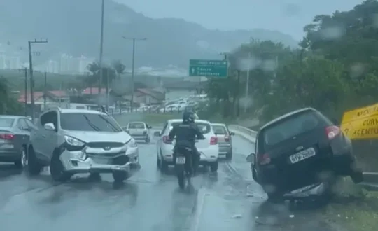 Acidentes e pista molhada complicam transito em Florianopolis 1 jpeg Visor Notícias