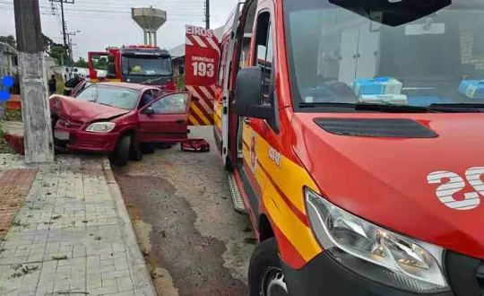 Motorista fica ferido apos colisao com poste em Lages Visor Notícias