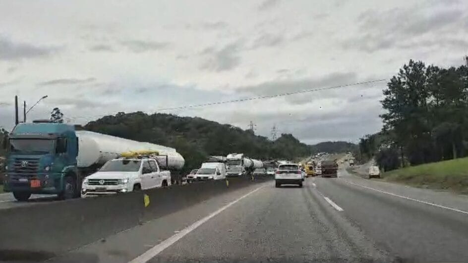 Acidente entre carretas deixa filas quilometricas na BR 101 em Araquari 2 944x531 1 Visor Notícias
