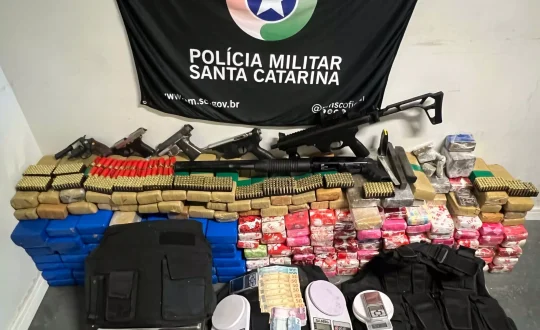 Policia apreende arsenal de armas e drogas em Florianopolis scaled 1 Visor Notícias