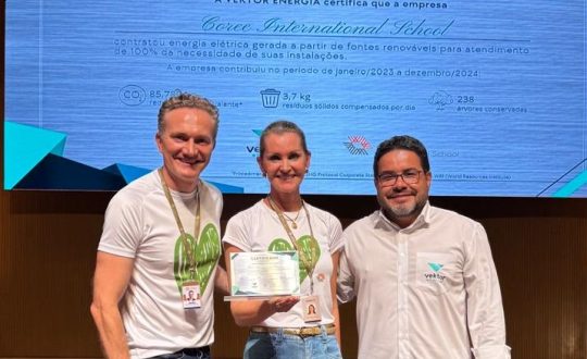 Instituto COREE recebe Certificado de Energia Renovável após migração para o mercado livre 1 Sandro Bittencourt de Souza a direita entrega o Certificado de Energia Renovavel ao gestor e a diretora do Instituto COREE em Joinville Omar Ghanem e Liliane Constantini Visor Notícias