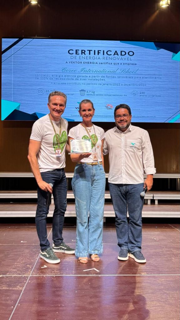 Instituto COREE recebe Certificado de Energia Renovável após migração para o mercado livre 2 Sandro Bittencourt de Souza a direita entrega o Certificado de Energia Renovavel ao gestor e a diretora do Instituto COREE em Joinville Omar Ghanem e Liliane Constantini
