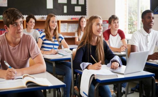 Estudantes sentados em uma sala de aula