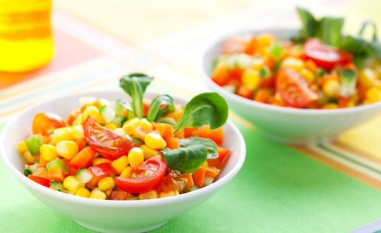 Salada de milho-verde com vegetais em cumbuca branca