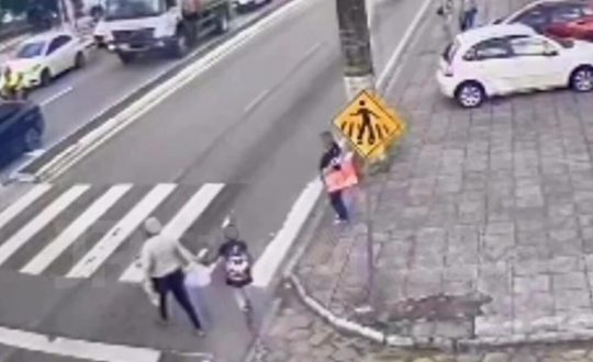 Mãe e filhas são atropeladas por moto ao atravessar faixa de pedestres em Florianópolis 1 WhatsApp Image 2025 04 17 at 09.23.25 Visor Notícias
