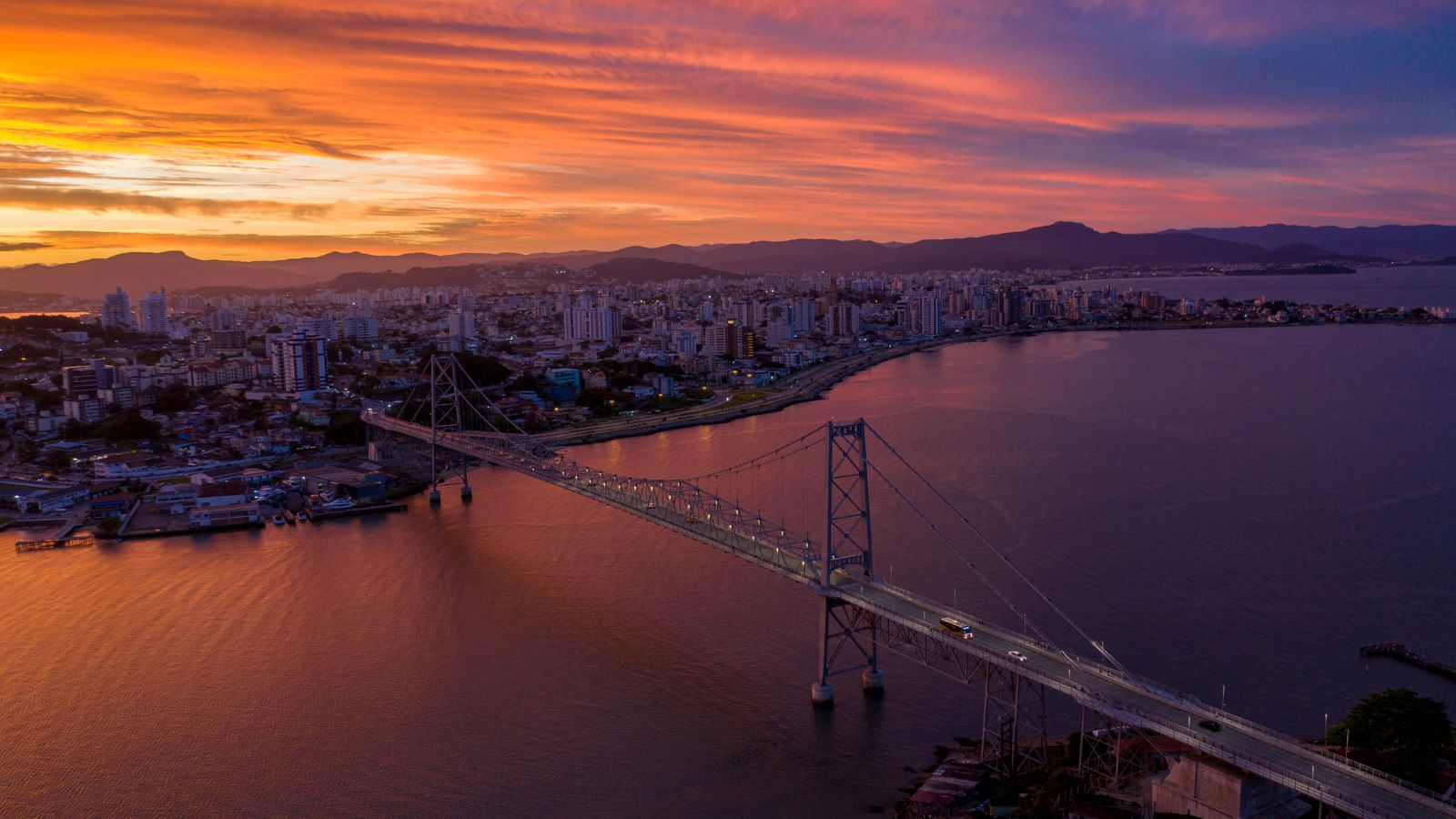 Imagem mostra a Ponte Hercílio Luz e a cidade de Florianópolis