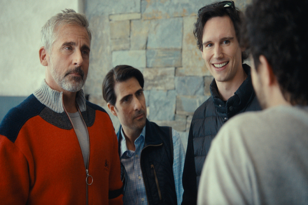 Quatro homens com roupas casuais se encarando
